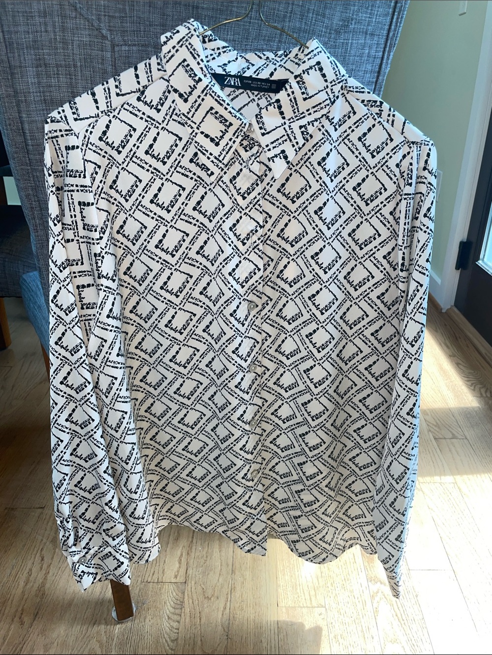 NWT Zara Women’s Geometric Print Blouse size XS but fits like a medium.